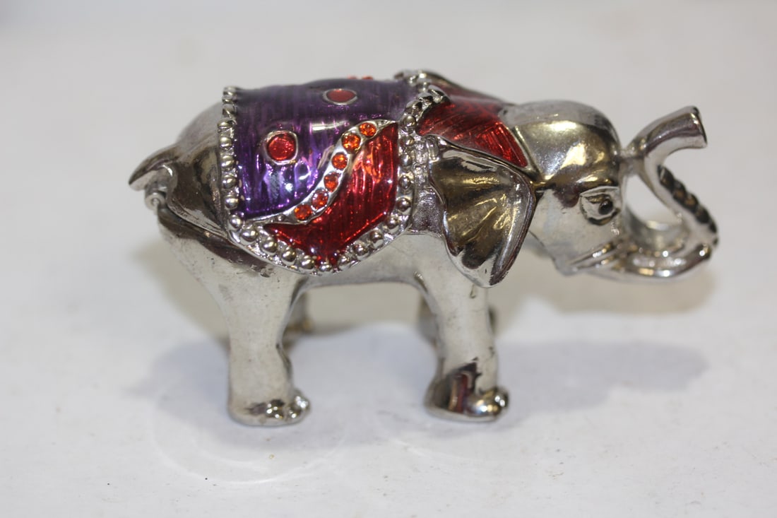 An Enamel Elephant Trinket Box: 3 inches across