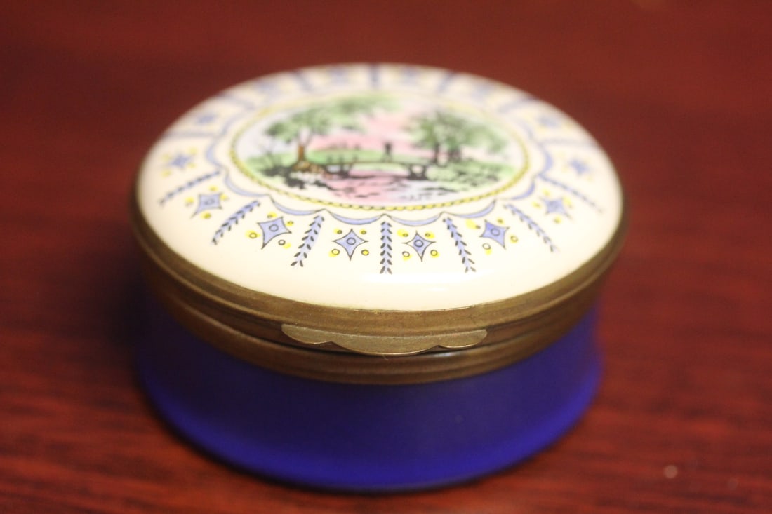 A Crummels Enamel Trinekt Box: Made in England - 2 inches across