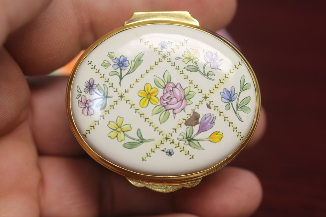 A Crummels Enamel Trinekt Box: Made in England - 2 inches across - please note: dirt on top