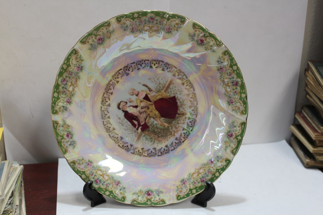 A Japanese Porcelain Portrait Plate: boxed - 10 1/4" in diameter