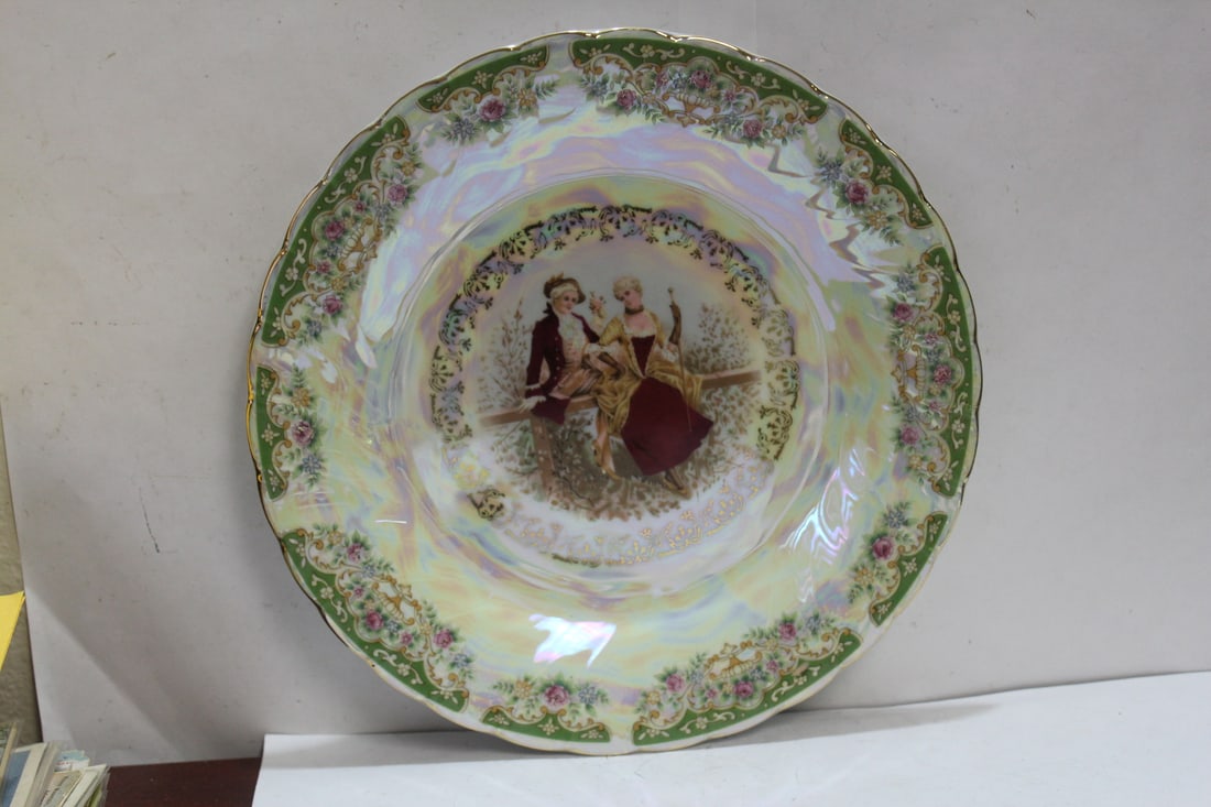 A Japanese Porcelain Portrait Plate: boxed - 10 1/4" in diameter