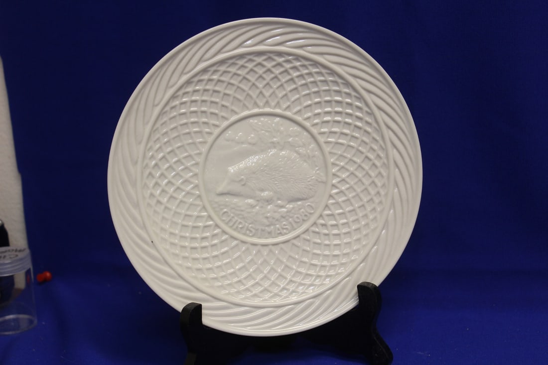 A Belleek 1980 Christmas Plate: 9 inches in diameter