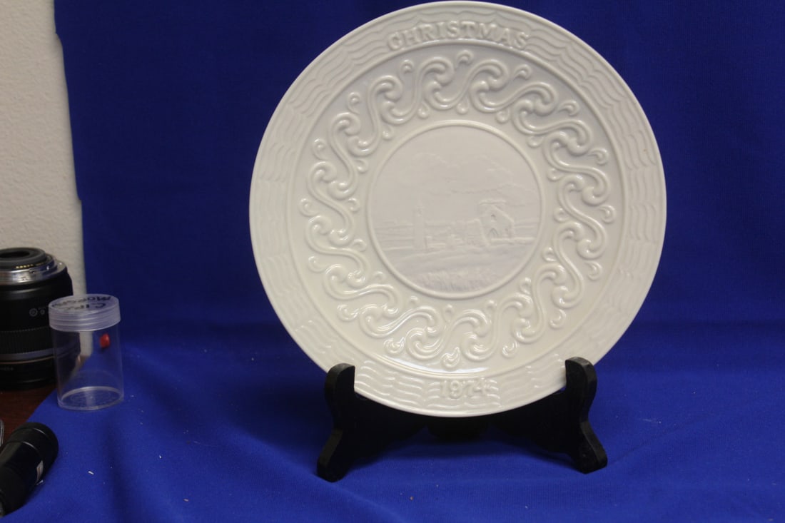 A Belleek 1974 Christmas Plate: 9 inches in diameter