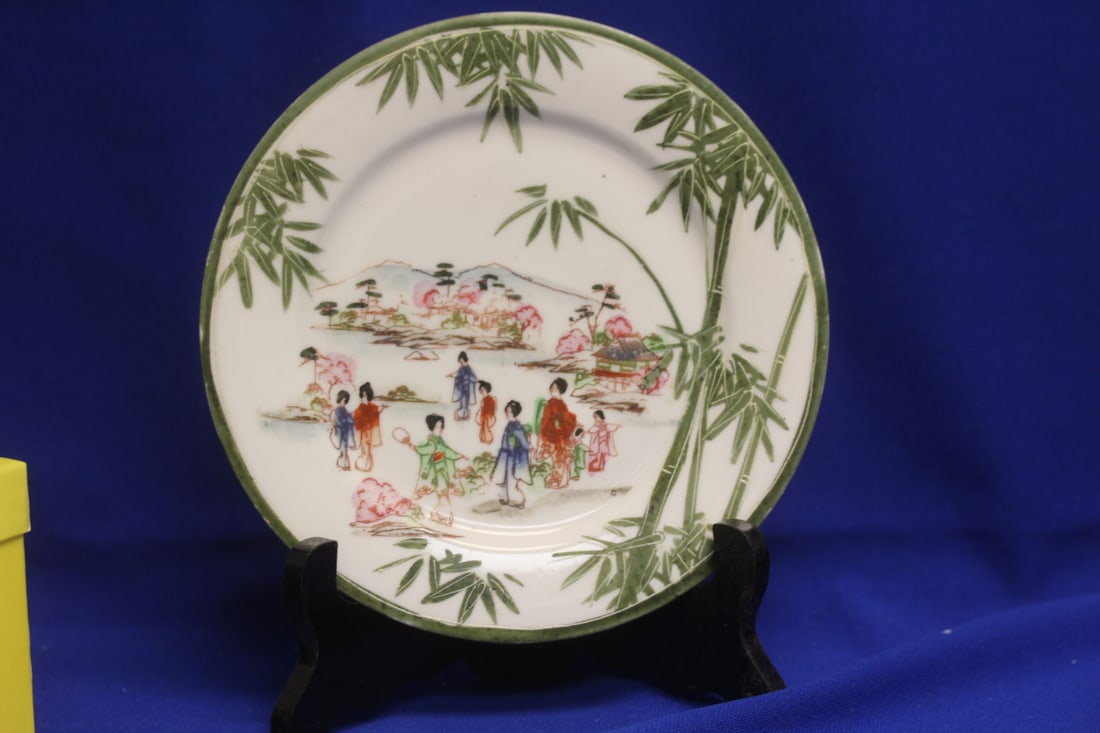 A Japanese Geisha Girl Bread Plate: 7 1/2" In diameter