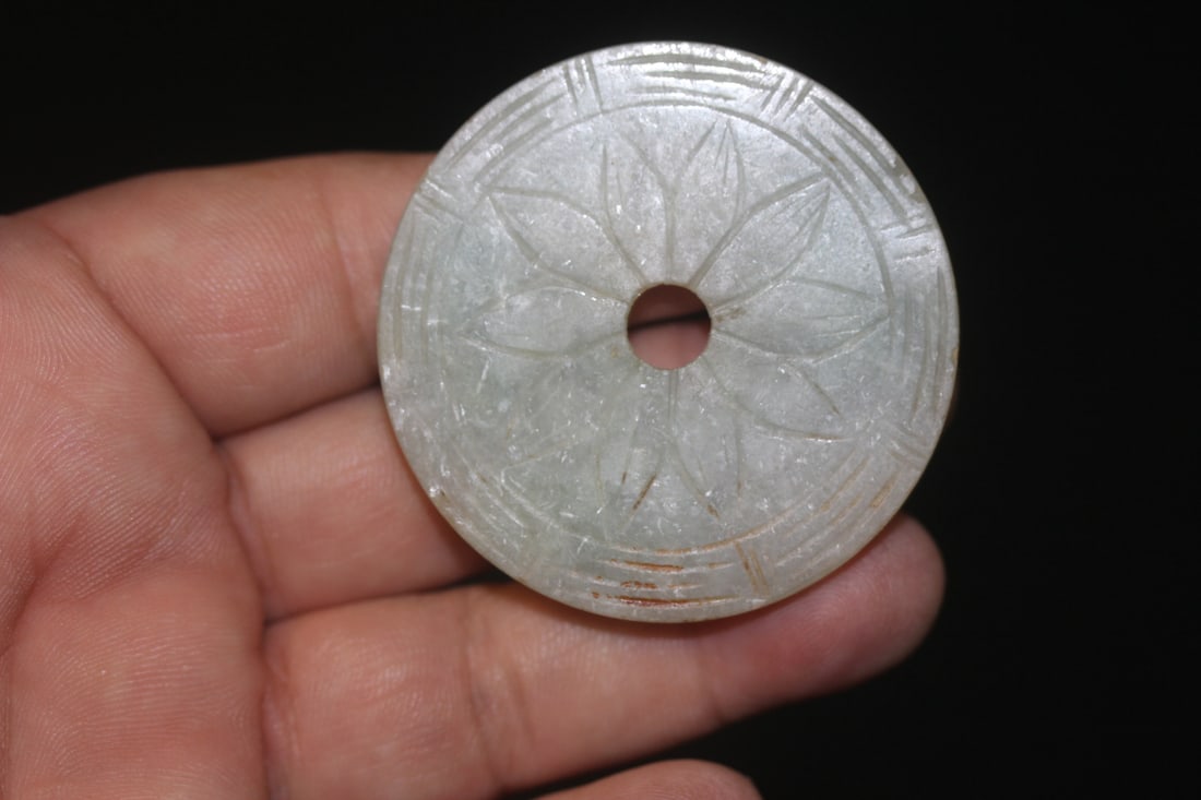 Vintage chinese Jade Disc: 2 inches in diameter