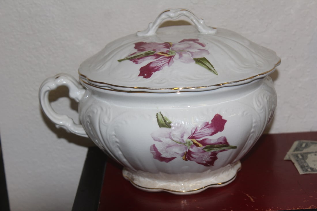 A Vintage Ceramic Taureen: 10" wide, including the handle