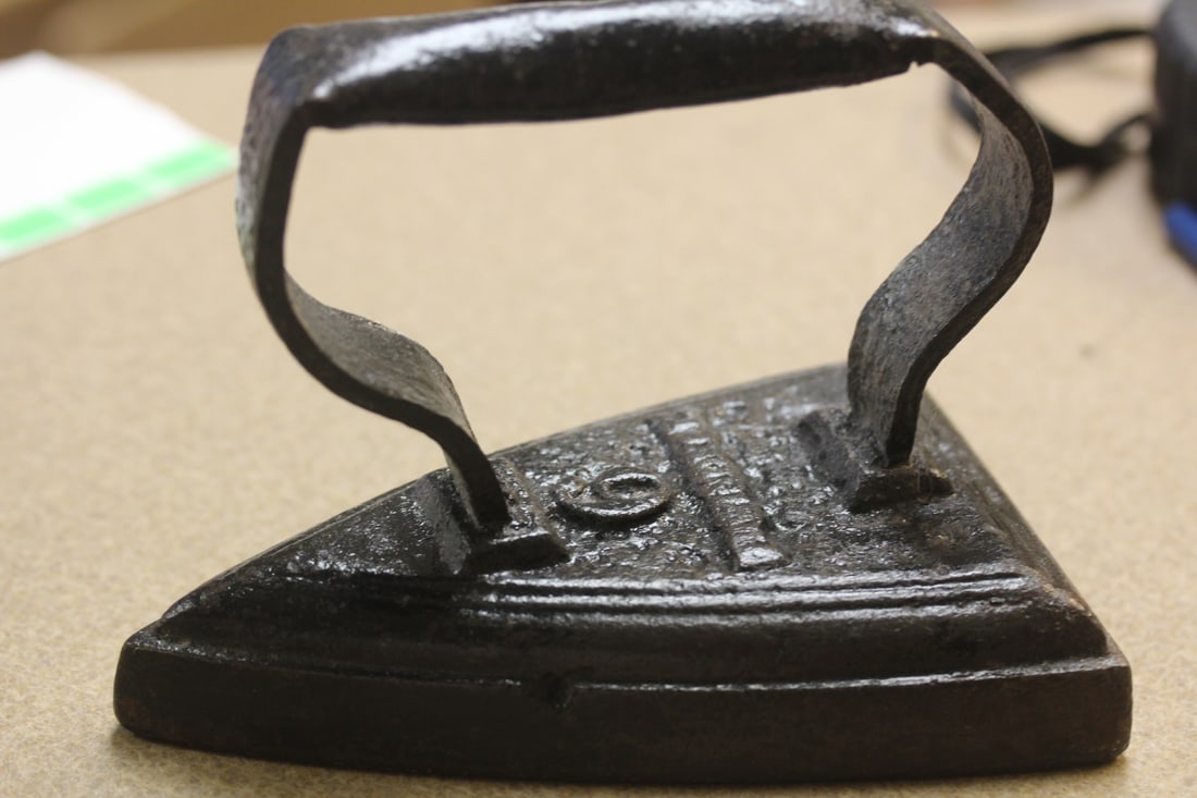 Antique SAO Cast Iron Iron: number 6 - 6" across