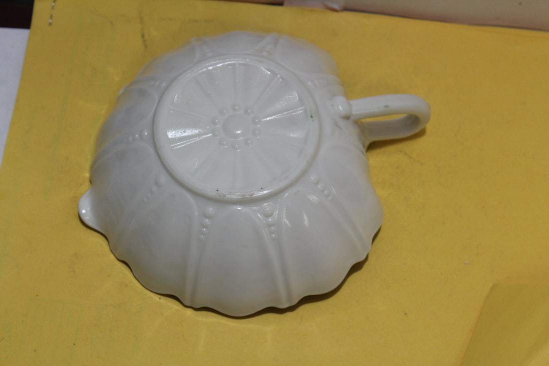 A Ceramic Leaf Dish - 3