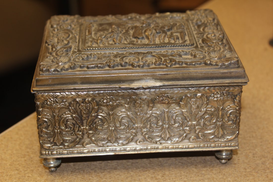 Ornate Reposse Jewelry Box: 5 3/8" across