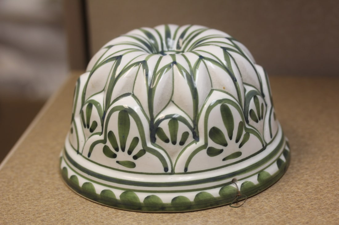 Vintage Italy Ceramic Mold: wall hanger - 5 3/4" in diameter