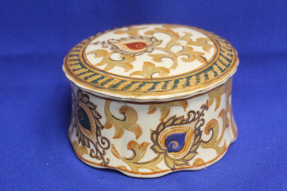 A Decorative Ceramic Trinket Box: 4 3/8" in diameter