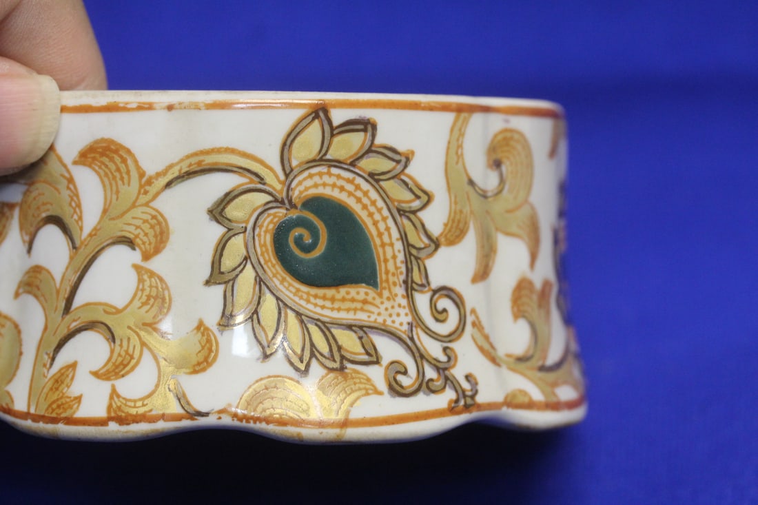 A Decorative Ceramic Trinket Box - 4