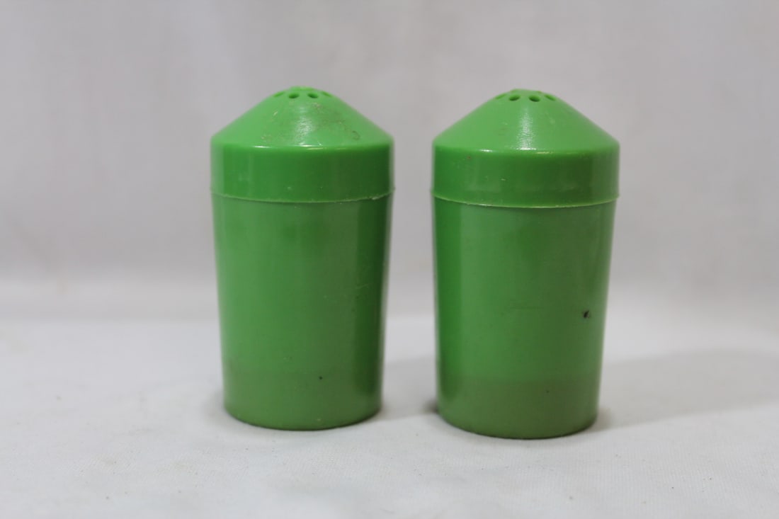 A Pair of Vintage Plastic Salt and Pepper Shakers: 3" tall