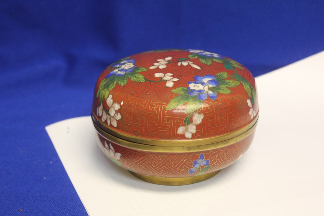 An Antique/Vintage Chinese Cloisonne Round Box: early 1900's - 4 3/4" in diameter
