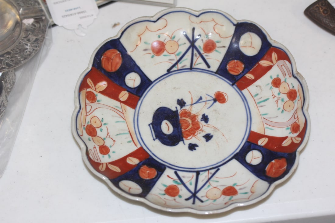 Japanese Imari Foliated Plate: antique - 19th century - 8 1/2" in diameter