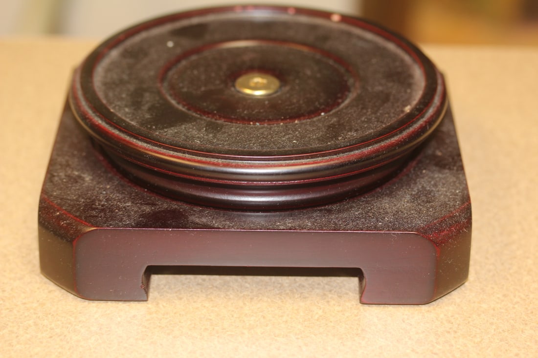 A stand: able to swivel on top, inside diameter 5"