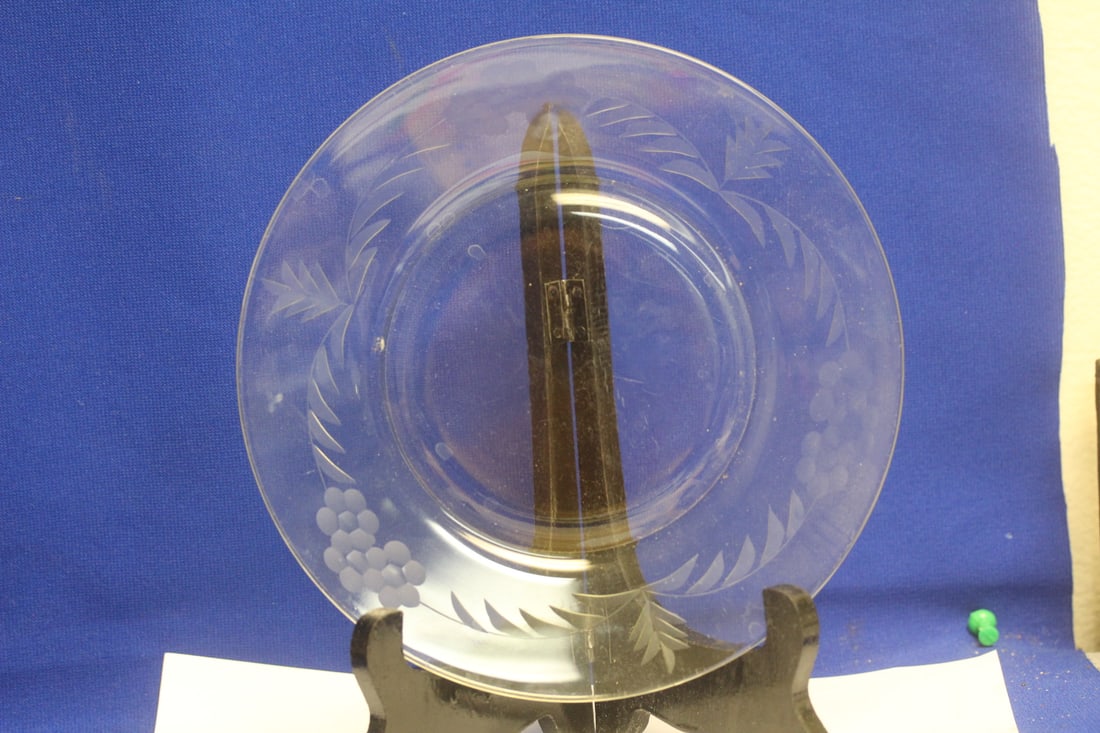 Etched Glass Plate: 8" in diameter