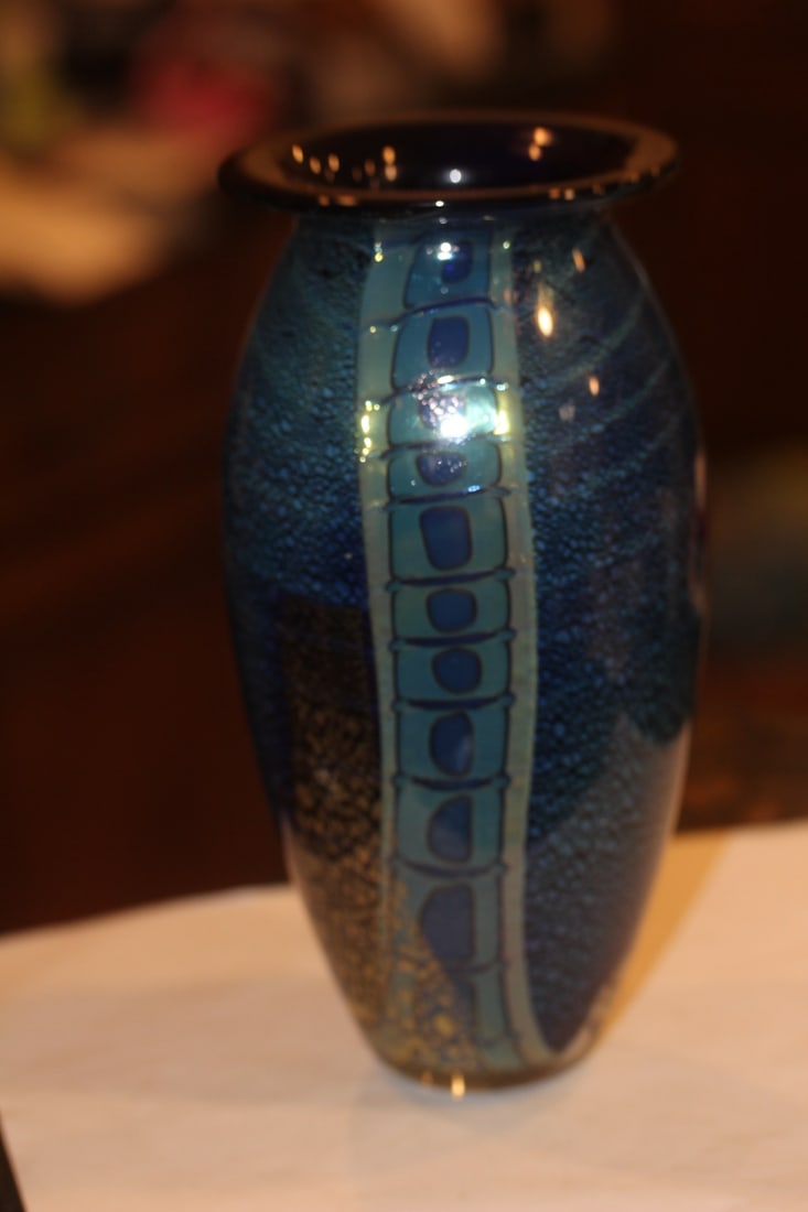 Robert Eickholt Iridescent Art Glass Vase: signed - 8 inches tall