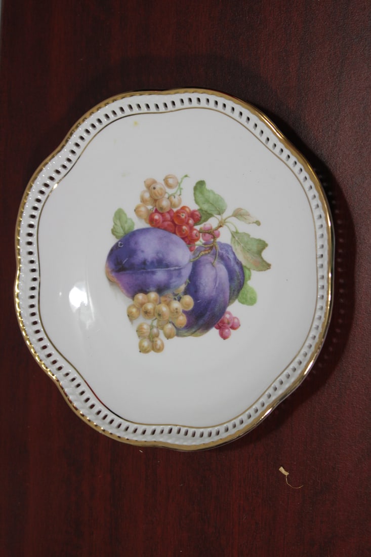 A Reticulated German Fruit Plate: 7 1/8" in diameter