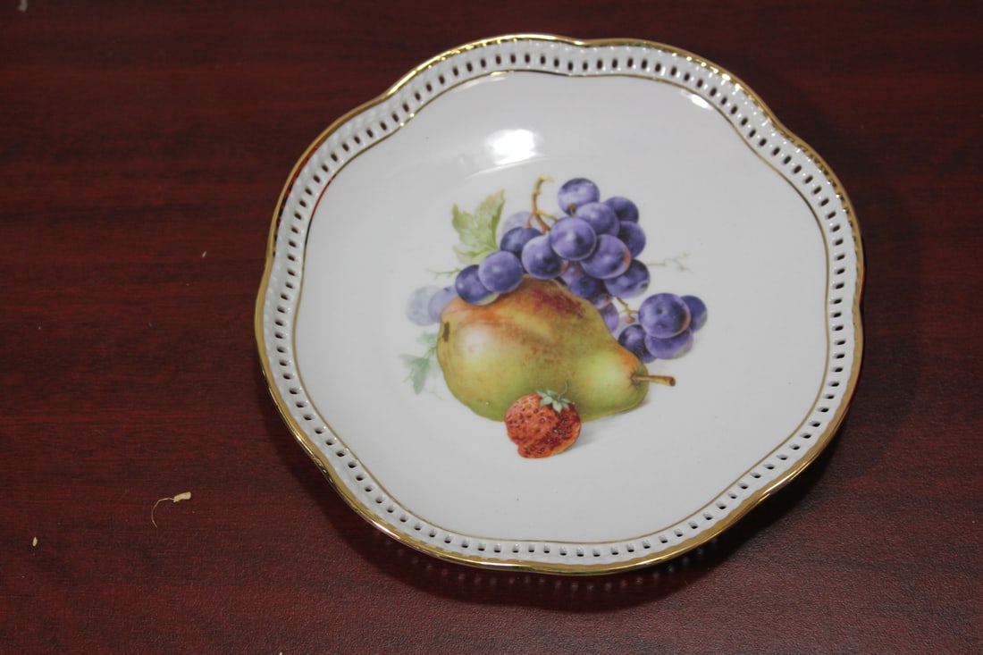 A Reticulated German Fruit Plate: 7 1/8" in diameter