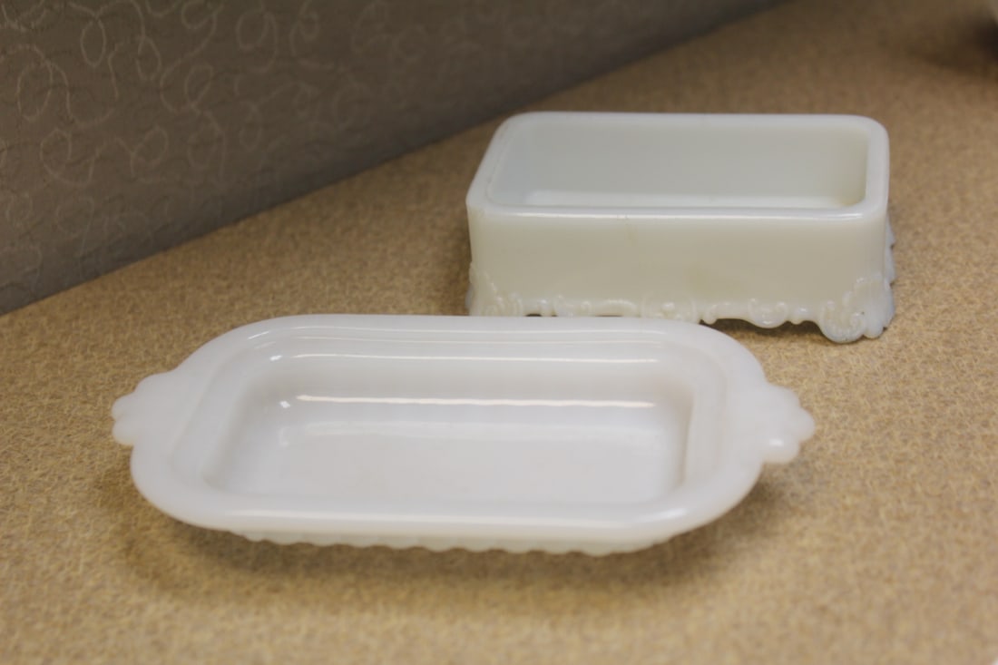 Lot of 2 Milk Glass Dishes: longest= 5 3/4"