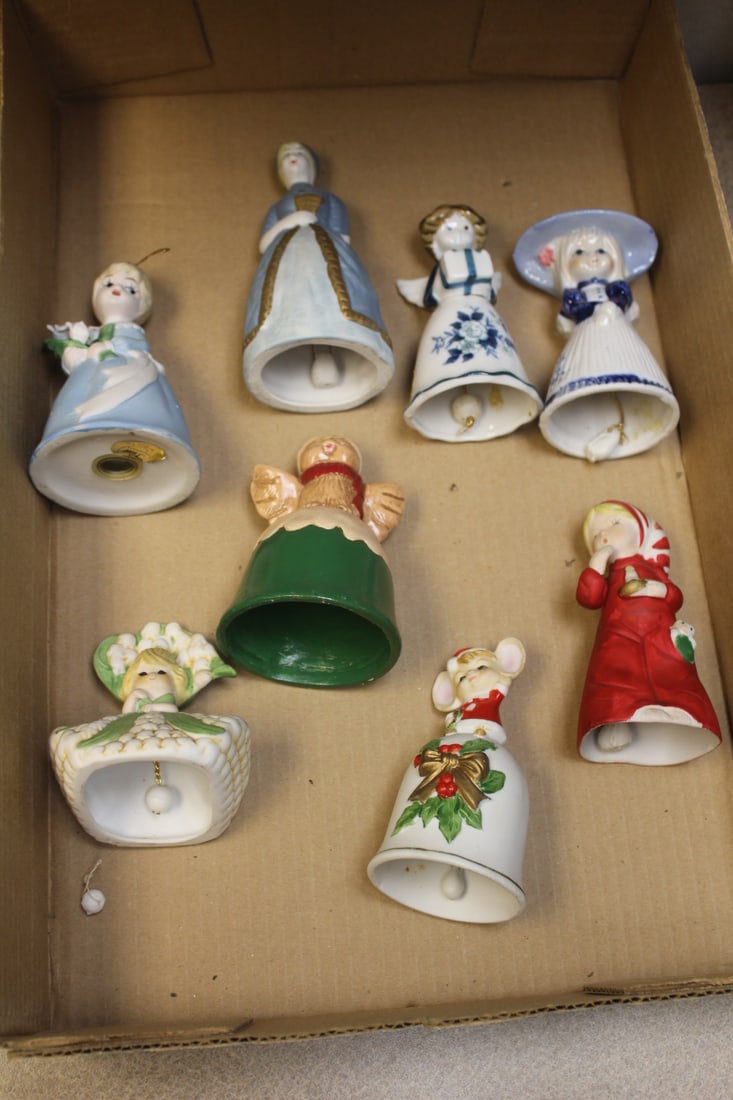 Loto f 8 Holiday Bells: onei s a chaker - tallest= 5 3/4"