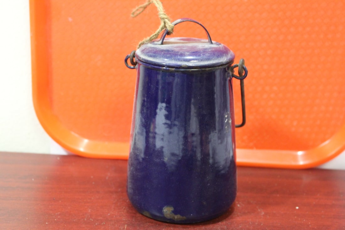 A Vintage Enamel Small Child Bucket: with lid - 7" tall