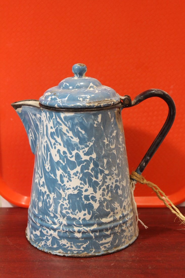 A Vintage Farmhouse Enamel Coffee Pot: 10" tall