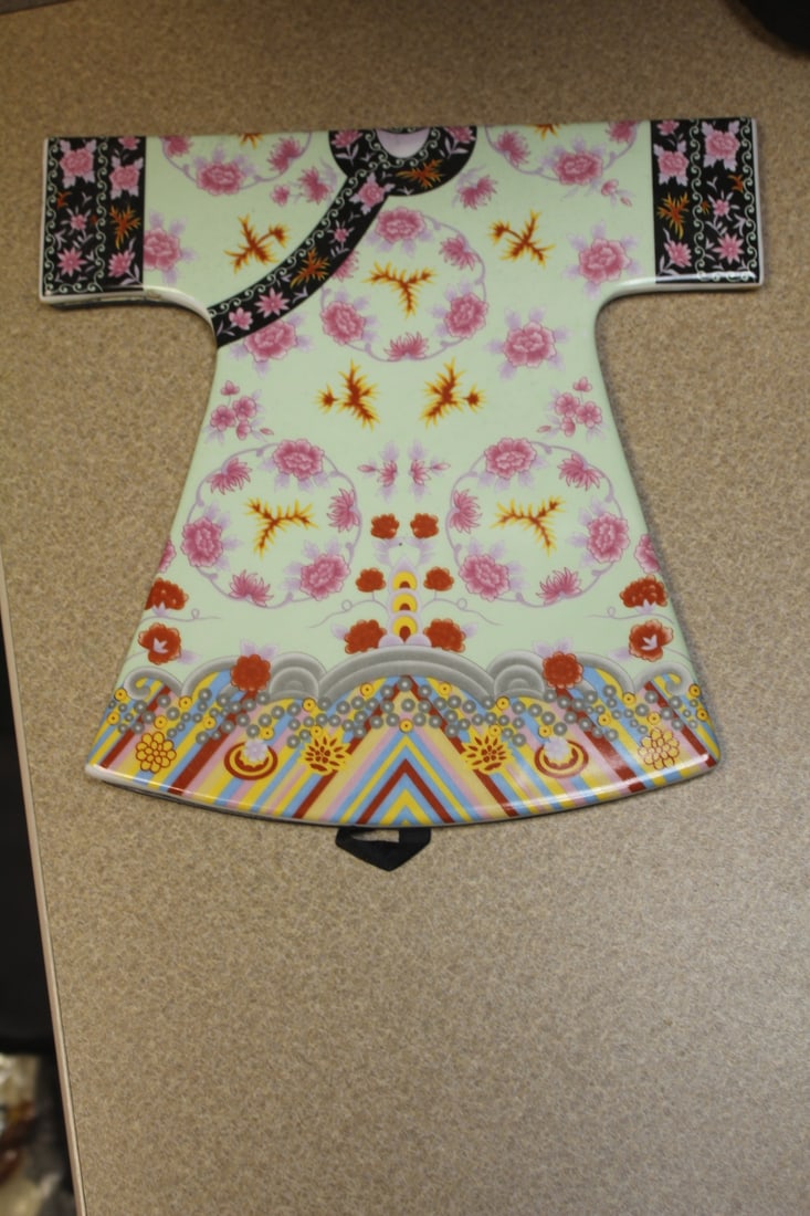 Chinese Motif Porcelain Wall Hanger: 9 7/8" long