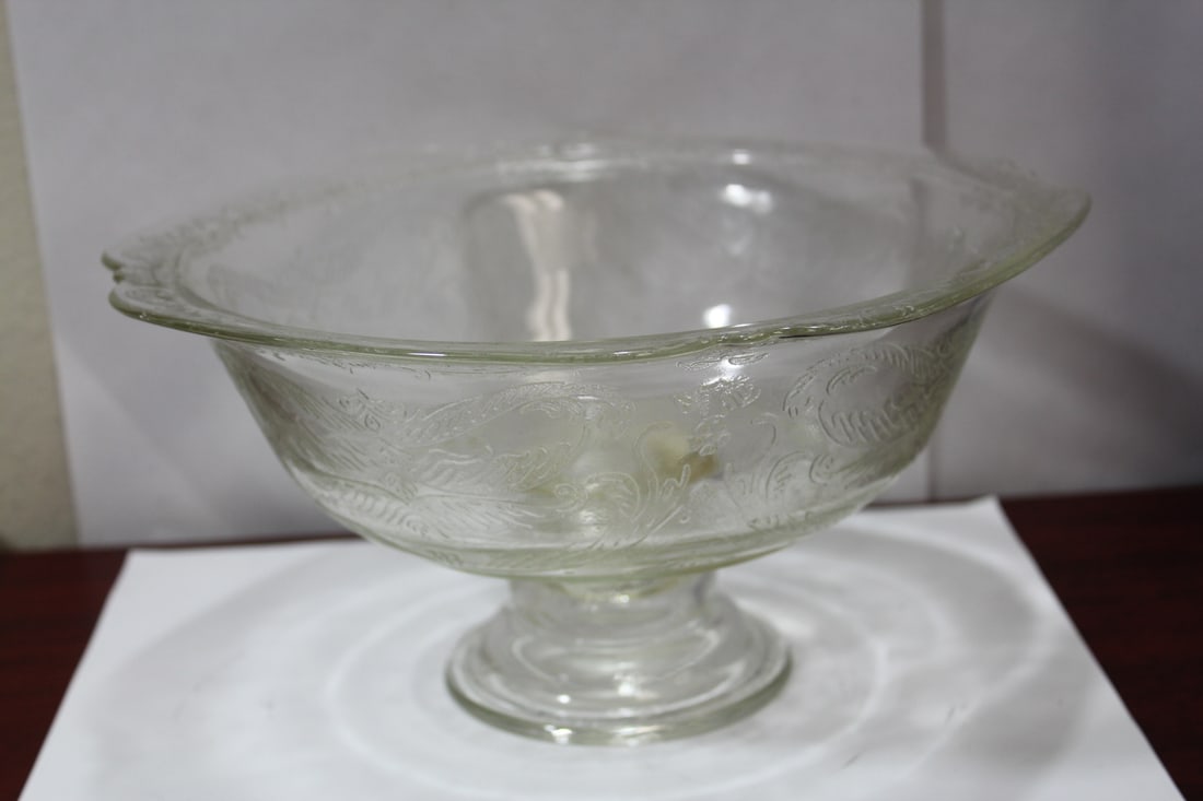 A Light Colour Amber Depression Glass Footed Bowl: 9 1/2" in diameter