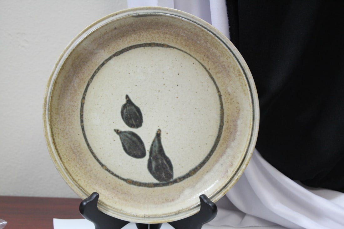 A Decorative Pottery Plate: 9" in diameter