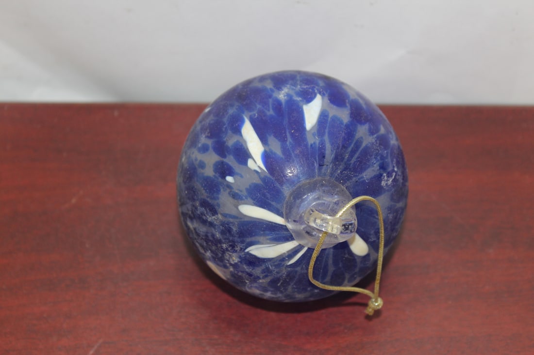 An Artglass Floater or Ornament: 3 1/4" in diameter