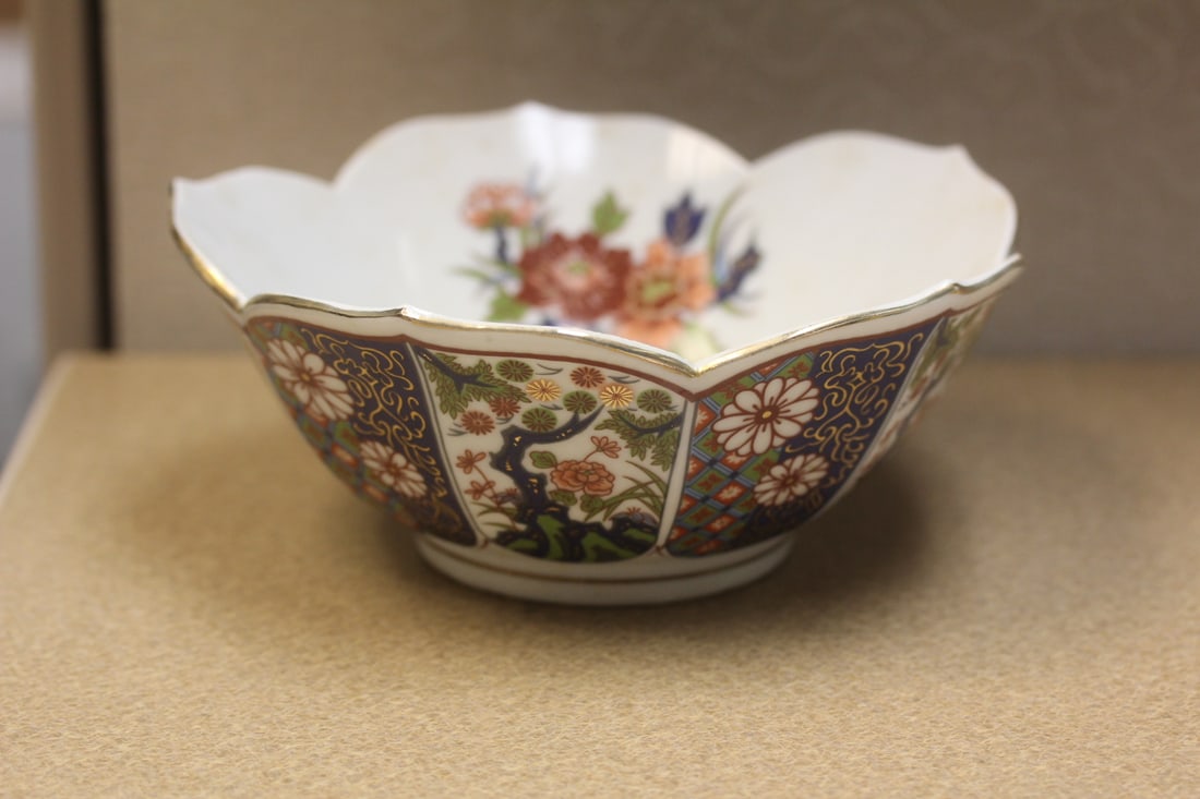 Vintge Japanese Ceramic Bowl: 7" in diameter