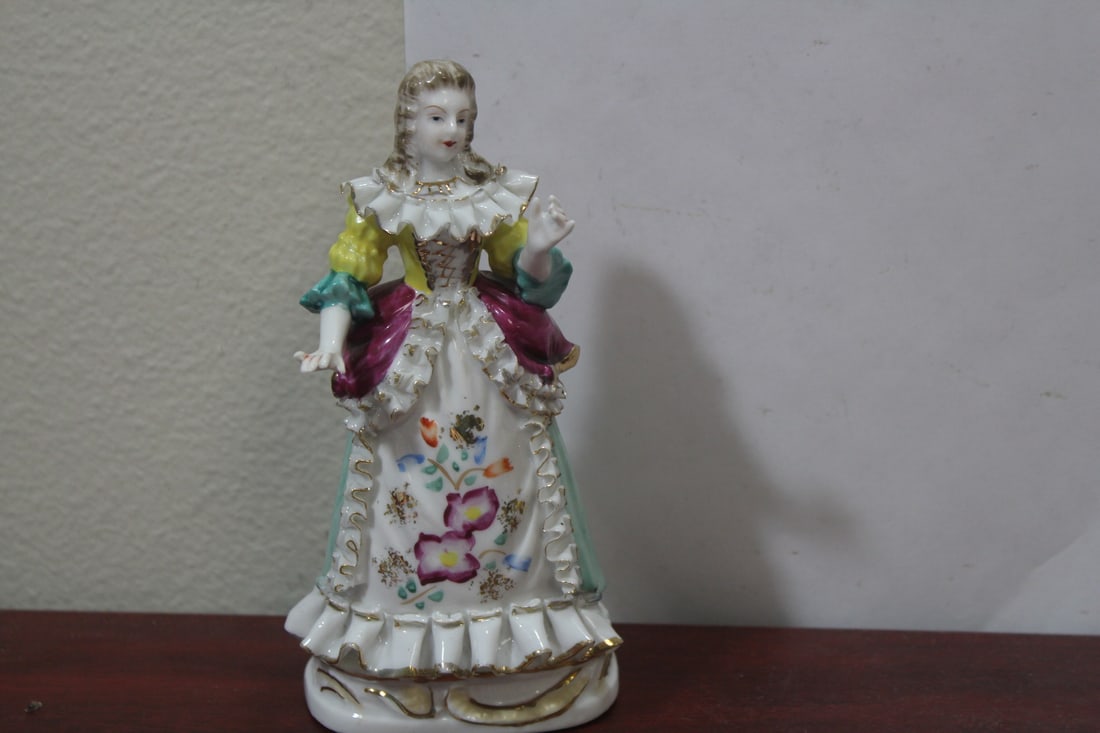A Vintage Ceramic Figurine: 6 1/4" tall