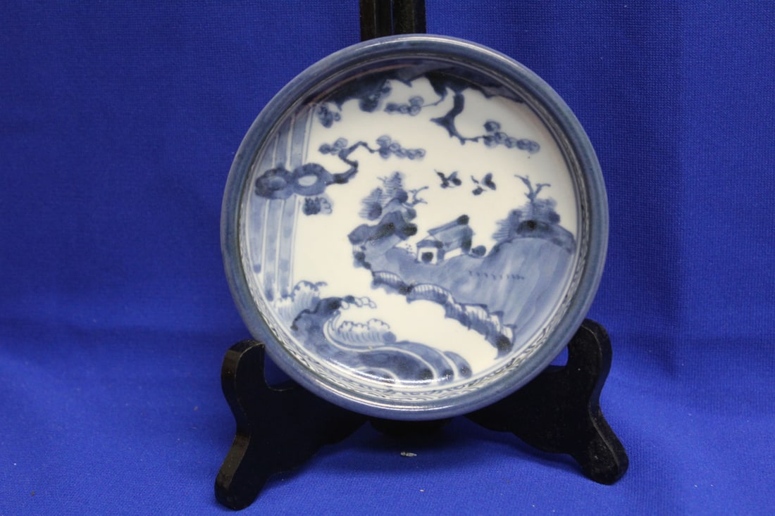 A Blue and White Japanese Round Tray: 5 1/2" in diameter - late 19th to early 20th century