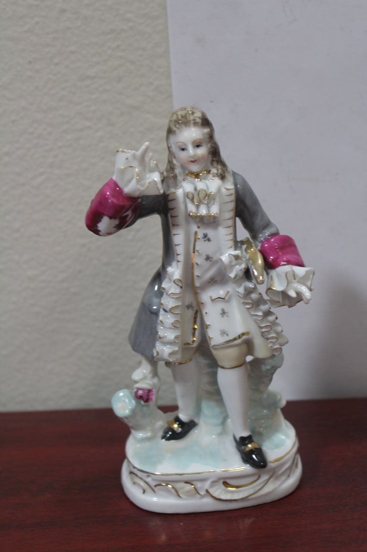 A Vintage Ceramic Figurine: 6 5/8" tall