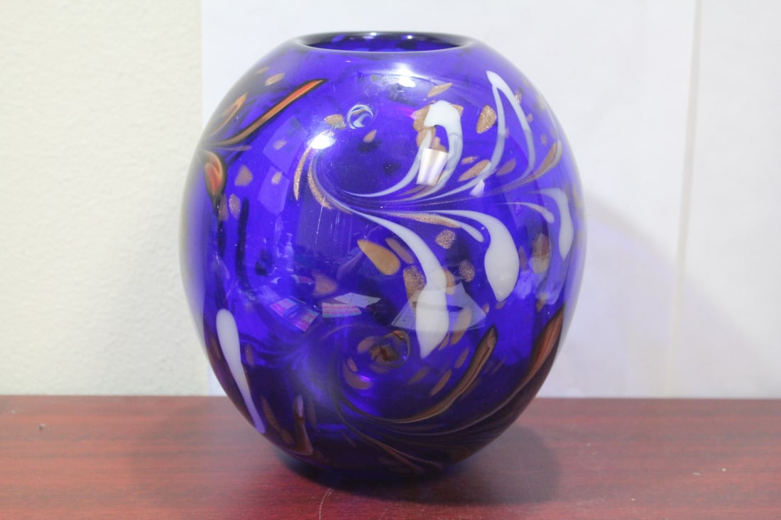 An Artglass Bobuls Vase: 9 inches tall