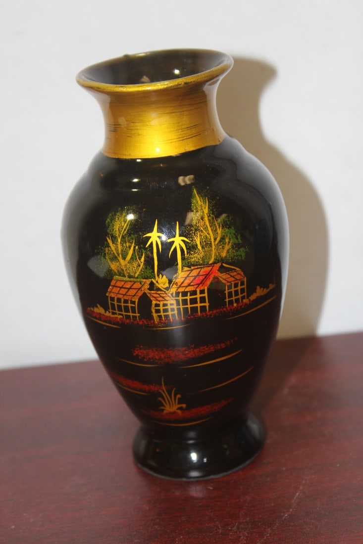 A Lack Lacquer? Vase - 2