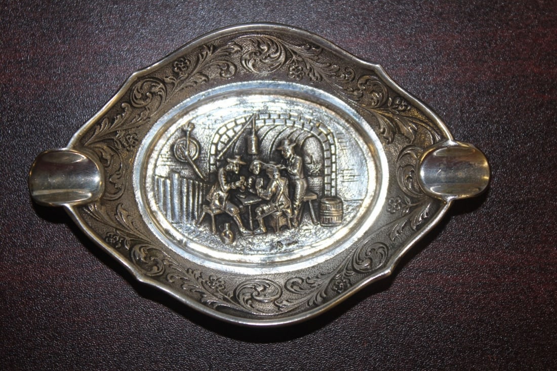 A Dutch Repousse Personal Ashtray: 835 silver - 3 7/8" across