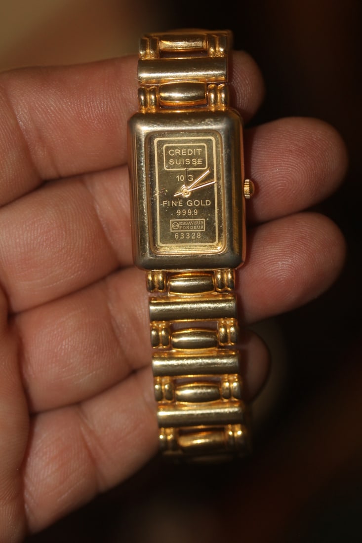 Gold Plated Watch: battery operated - running
