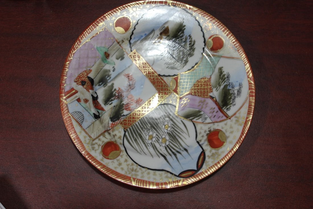 A Vintage Japanese Signed Kutani Plate: Geisha Girl - 7 1/4" in diameter