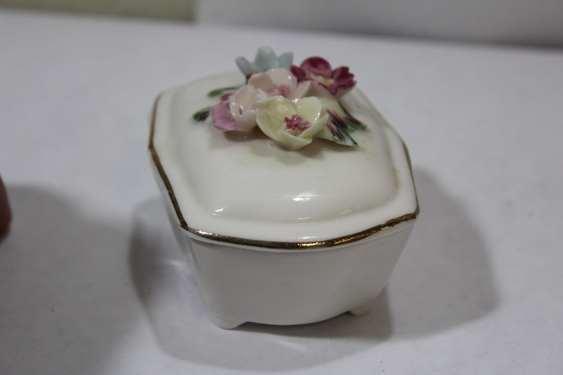 A Ceramic Floral Box - 3