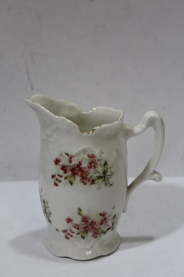 A Vintage Ceramic Creamer: 4 1/4" tall