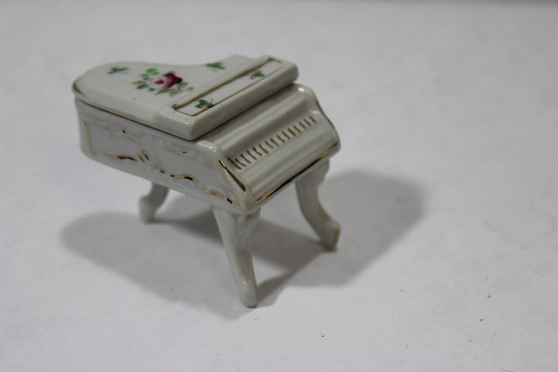 A Japanese Piano Form Trinket Box: 2 3/8" across