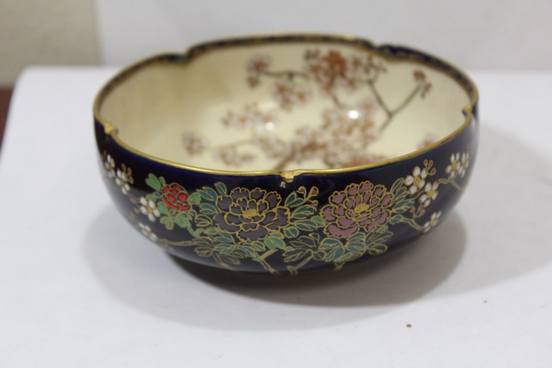A Beautiful Signed Japanese Satsuma Bowl: early 20th century - 4 3/4" in diameter