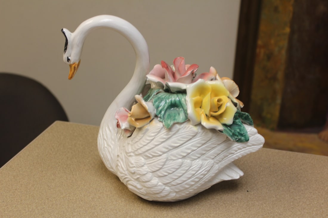 Capodemonte Swan: 9" x 10" - please note: minor chip on petal as shown