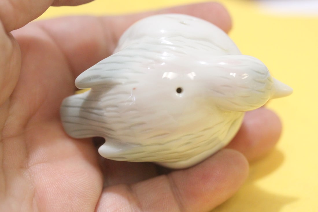 A Single Bird Form Shaker - 6