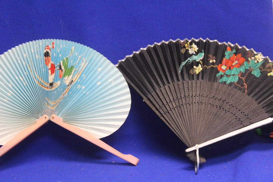 Lot of 2 Chinese Fans: vintage - one from the cultural revolution