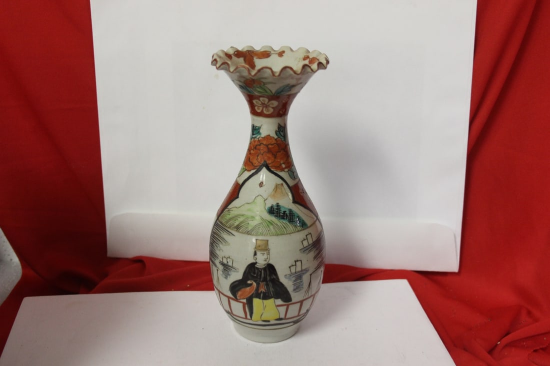 Vintage/Antique Japanese Vase: Mostl ikely Imari - 8 1/2" tall