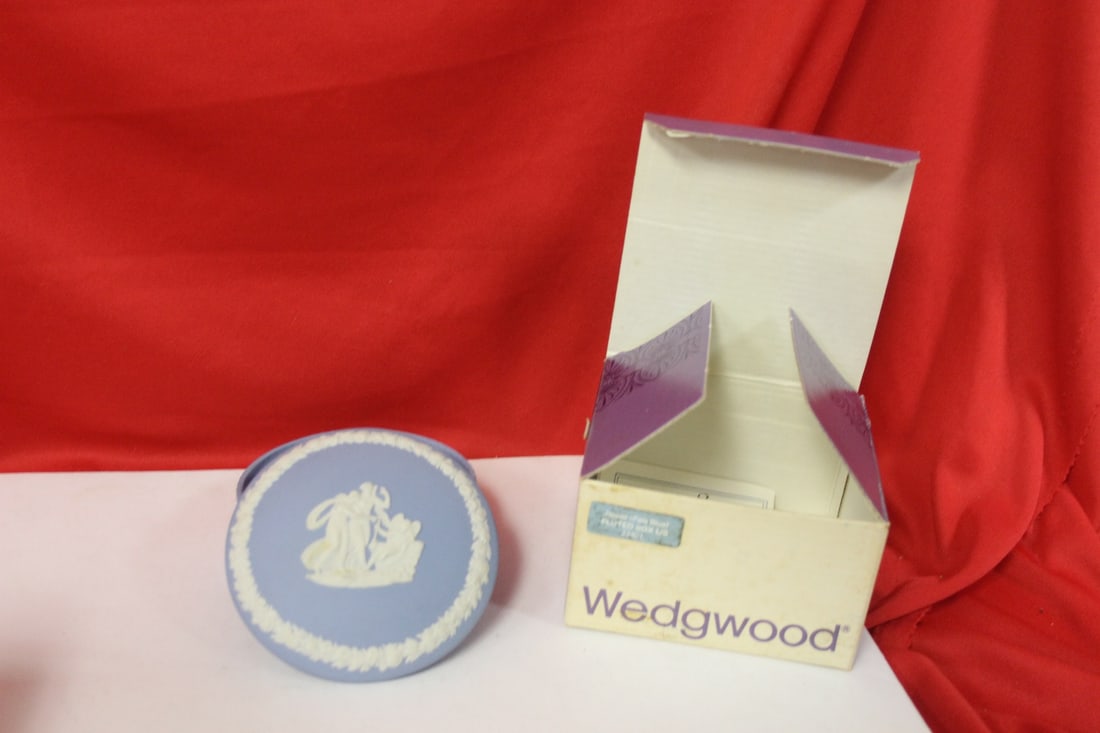 A Wedgwood Box: 3 3/8" in diameter - boxed
